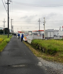 10月16日（木）、CSR活動の一環として会社周辺のごみ拾いを実施しました。