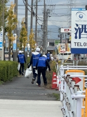 11月18日（火）、CSR活動の一環として会社周辺のごみ拾いを実施しました。